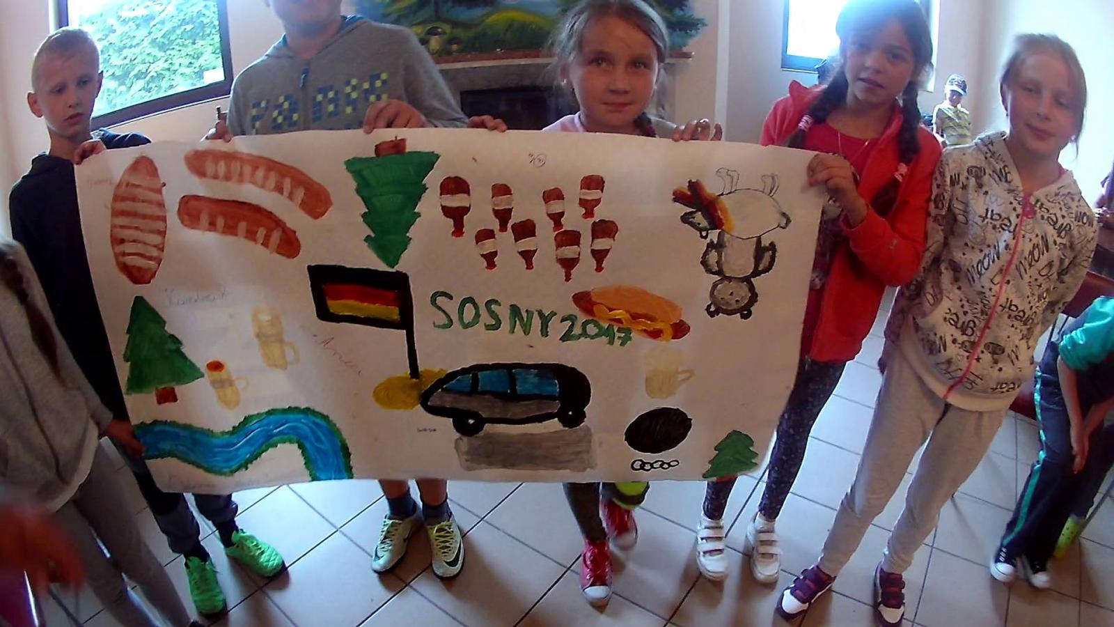 Zdjęcie dzieci uczestniczących w projekcie z wykonanym rysunkiem. Bezpieczeństwo