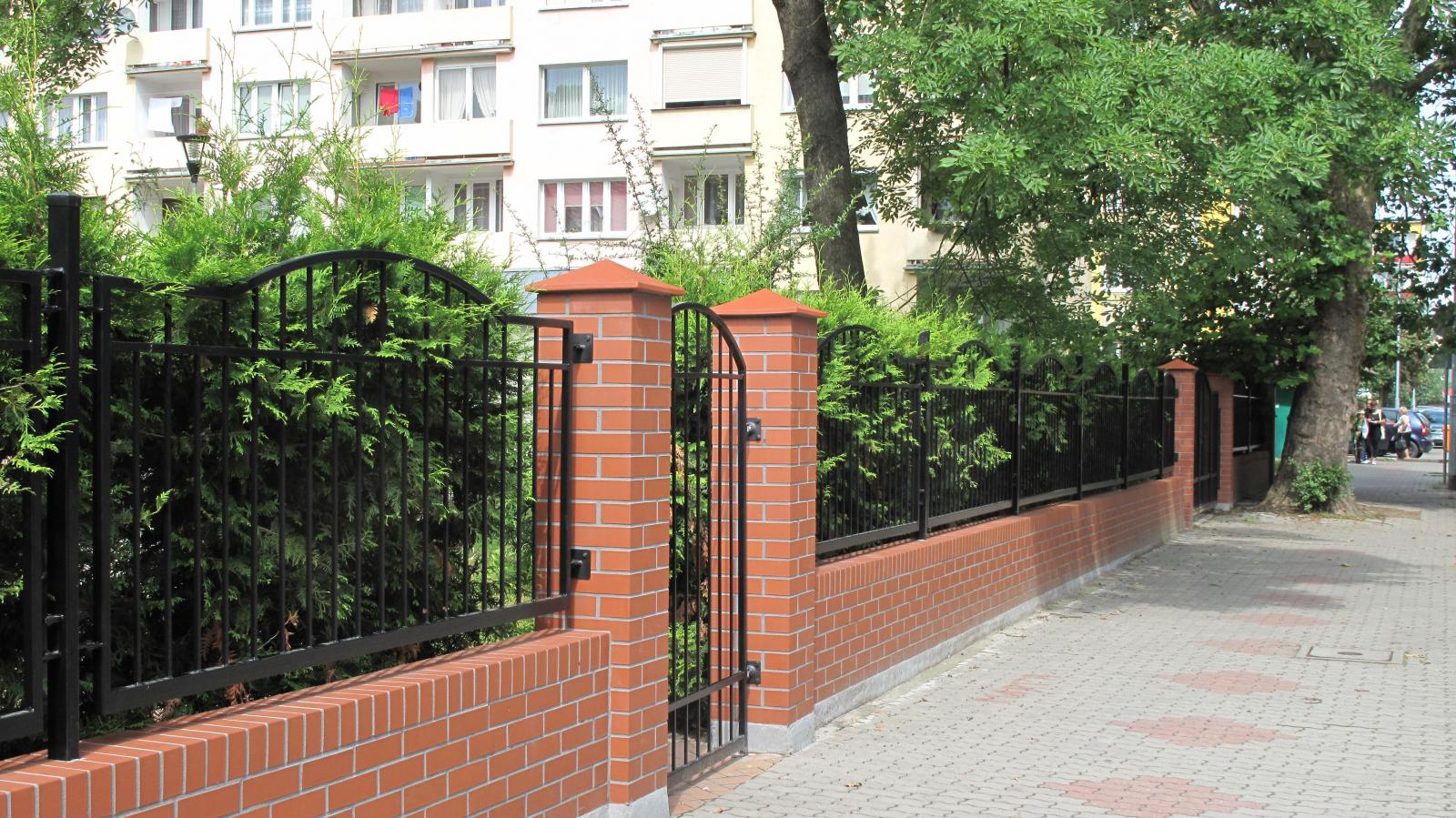 zdjęcie przedstawia nowe grodzenie placu zabaw