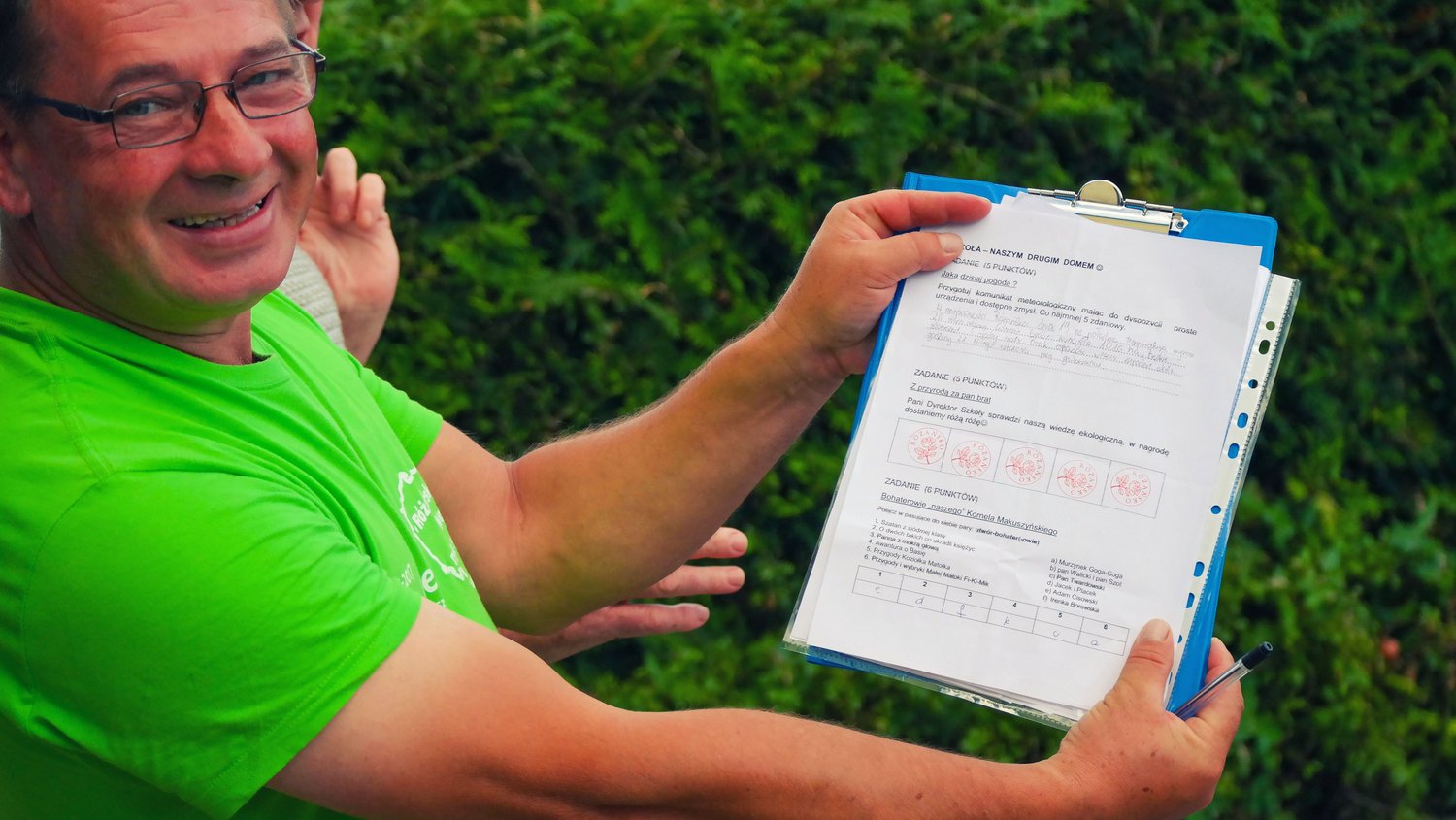 Zdjęcie uczestnika zabawy wraz z planszą