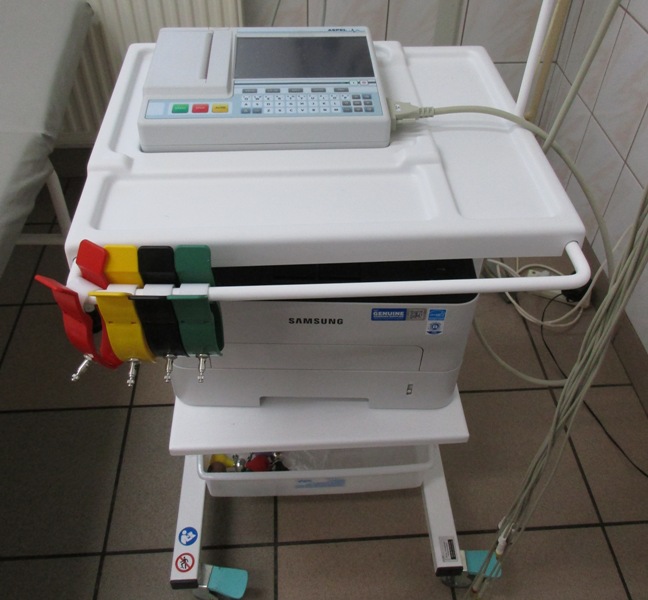Aparat do EKG (link prowadzi do powiększonej wersji zdjęcia)
