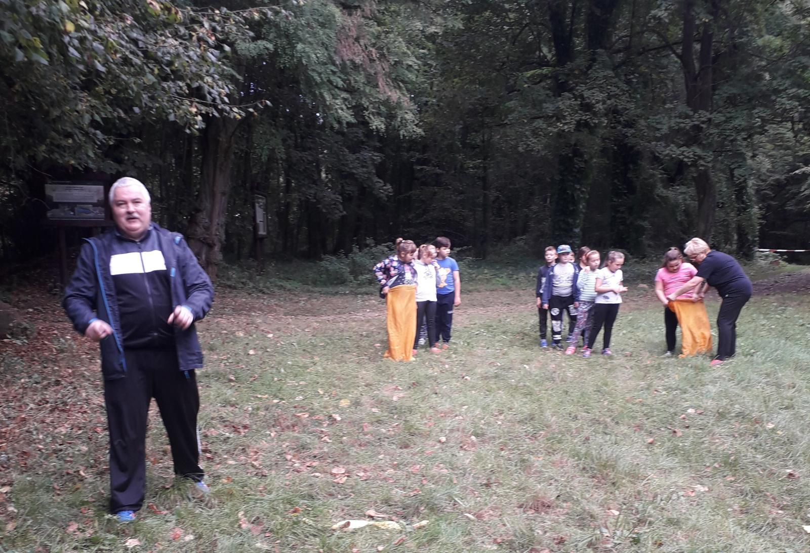Powiększ zdjęcie. Wyścigi w workach