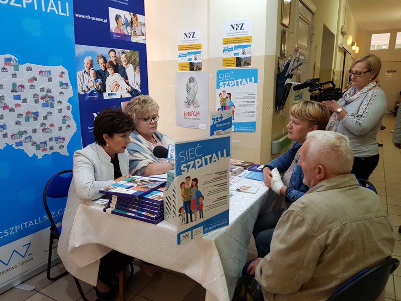 Powiększ zdjęcie. Mieszkańcy korzystają z punktu konsultacyjnego w szpitalu 