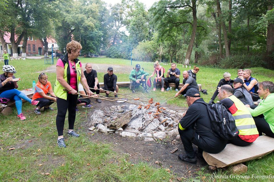 Uczestnicy odpoczywają przy ognisku