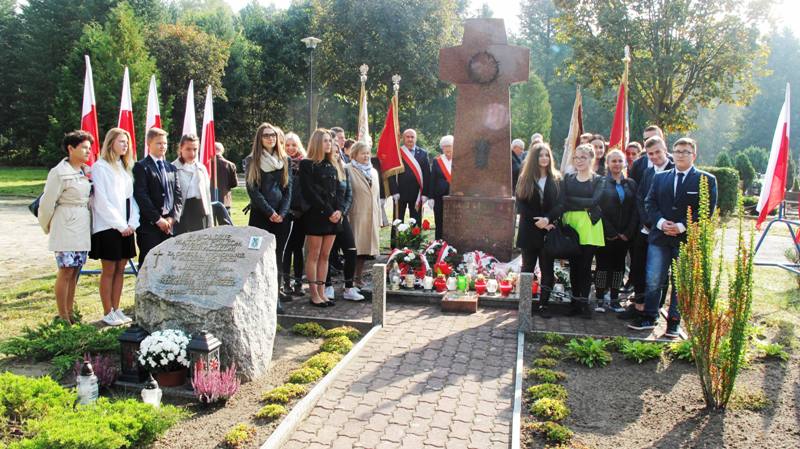 Uczniwoie i sybiracy przy pomniku Sybiraka