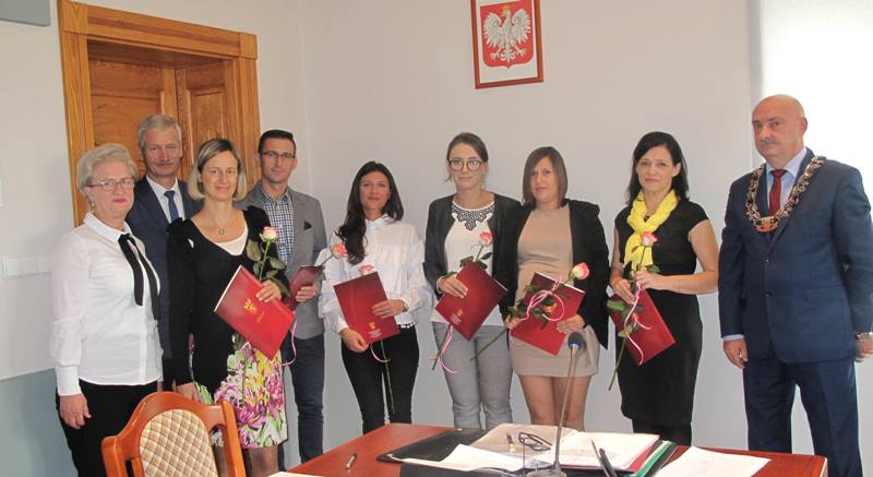 Powiększ zdjęcie. Od lewej: K. Zioła Przewodnicząca komisji Oświaty, P. Downar burmistrz Dębna, K. Sawicka, G. Kulbicki, M. Marszałek, K. Symeniuk,K. Sutor, S. Urbaniak