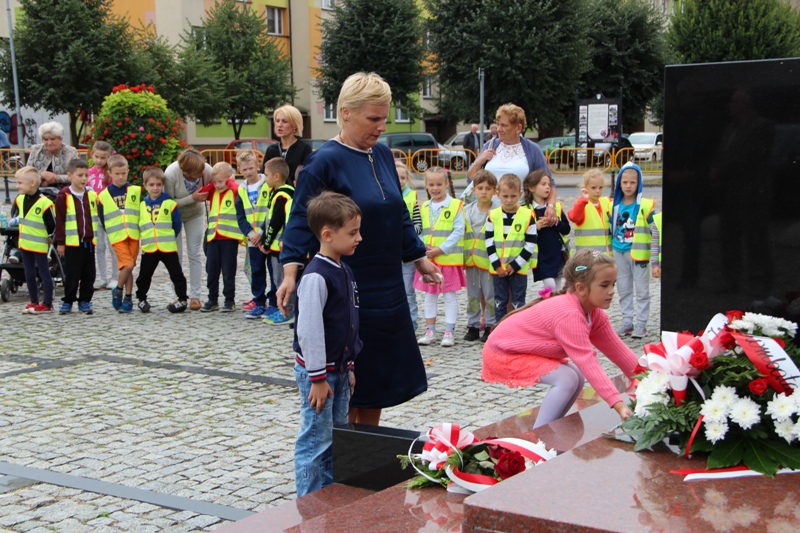 Dorota Ulicz z przedszkolakami składa kwiaty
