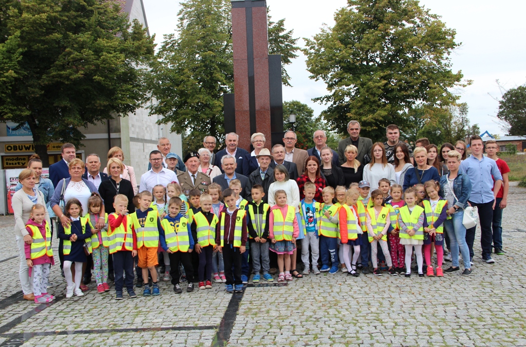 Powiększ zdjęcie. Wspólne zdjęcie uczestników uroczystości na tle pomnika