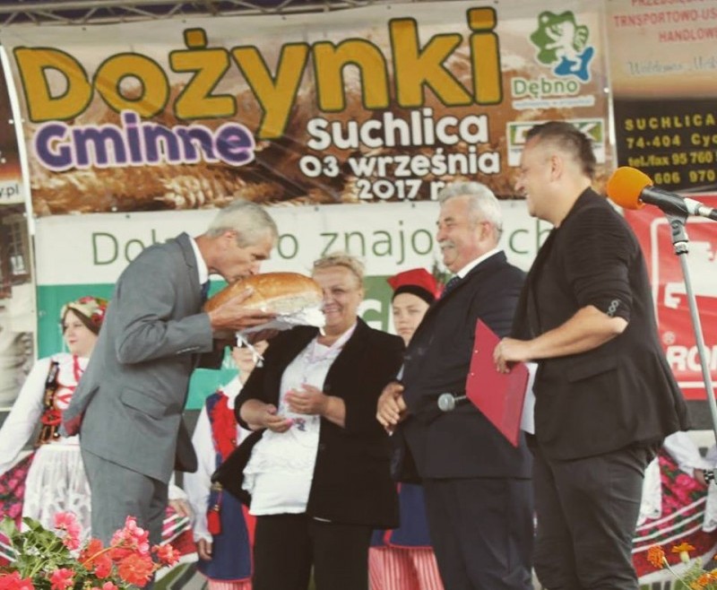 Powiększ zdjęcie, Burmistrz Dębna całuje chleb, który dostał od gospodarzy imprezy