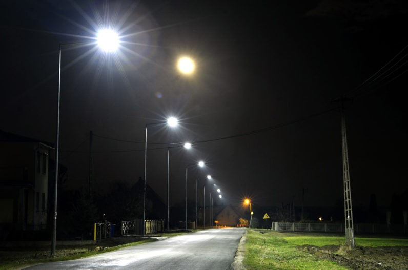 Linia ośweitleniowa w nocy