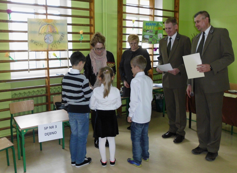 Uczniwoie z SP Dargomyśl odbierają nagrodę