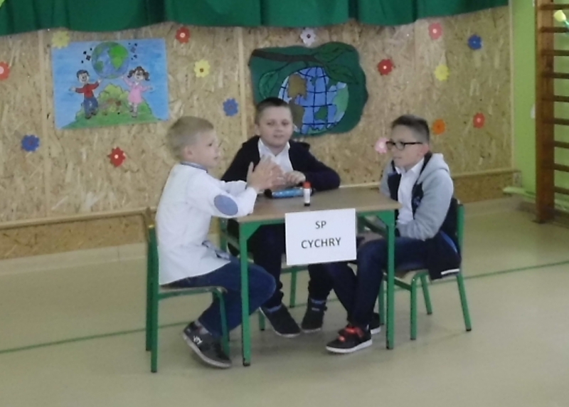 Uczniowie z SP Cychry rozwiązują zadania (link prowadzi do powiększonej wersji zdjęcia)