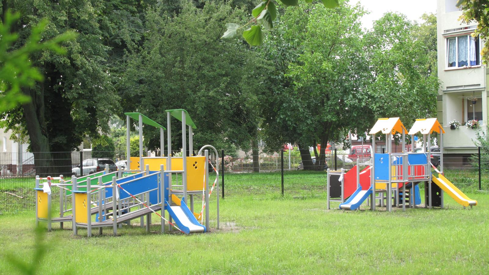 Zdjęcie przedstawia elementy placu zabaw