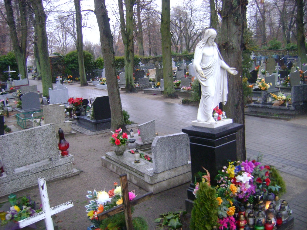 Powieksz zdjęcie. Cmentarz, groby, biała figura Jezusa