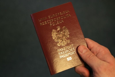 Powiększ zdjęcie. Dłoń trzyma paszport