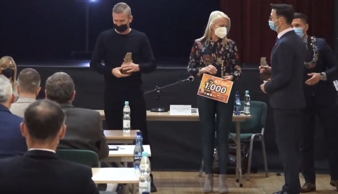 Screen z wręczenia nagród dla mieszkanców, którzy biegli w maratonie