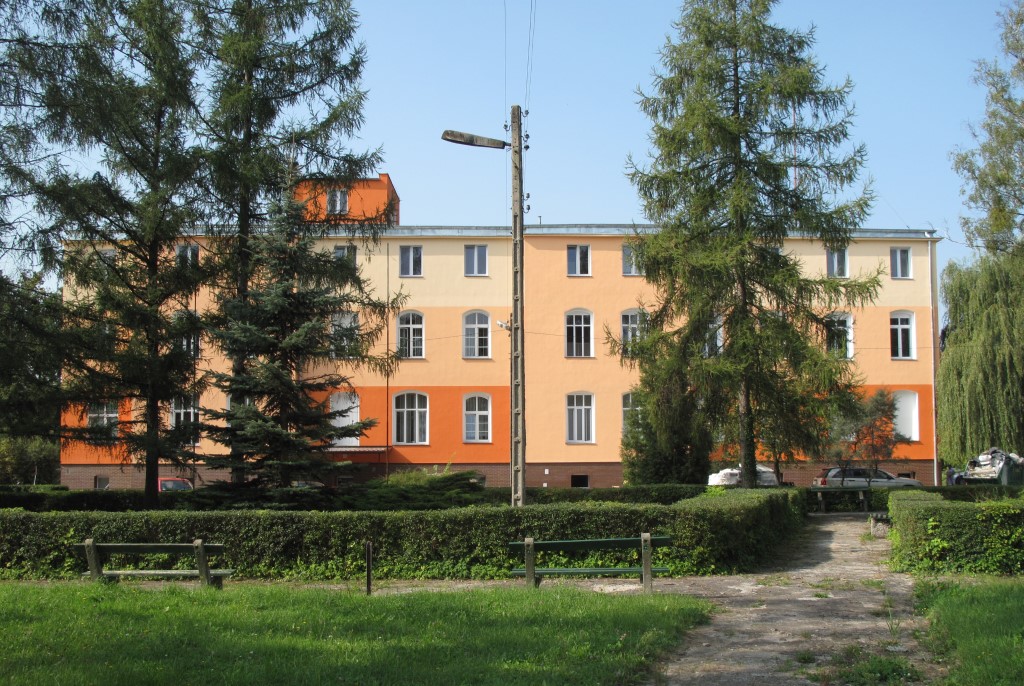 Powiększ zdjęcie.Budynek szpitala, zieleń