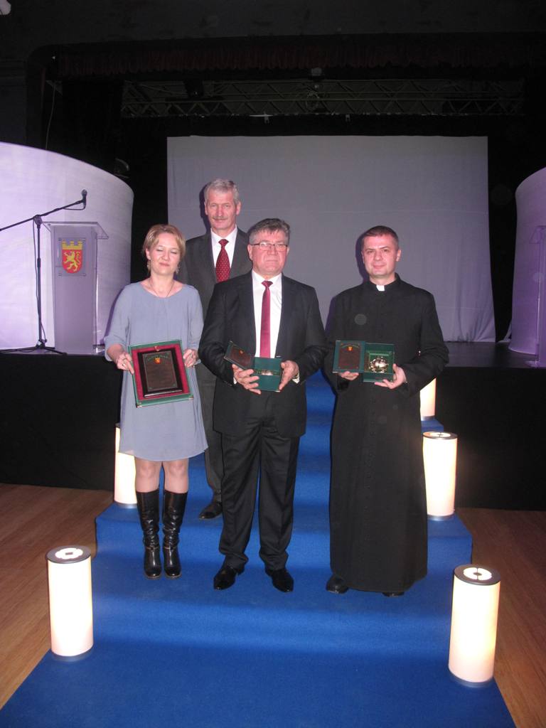 Laureaci roku 2013 w towarzystwie Burmistrza Dębna