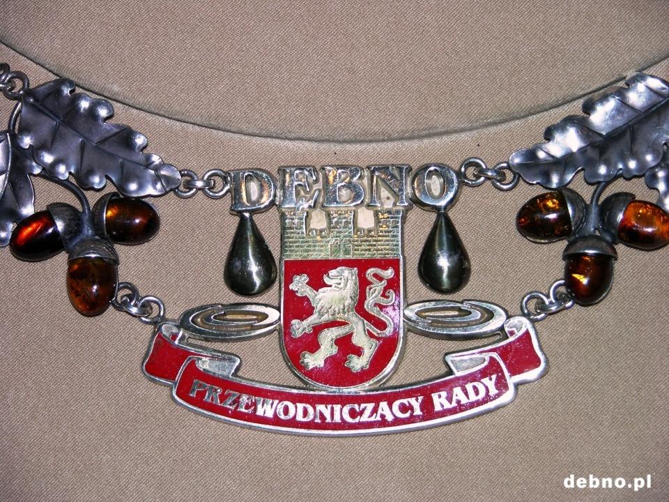 Zbliżenie na dolną część łańcucha - napis Przewodniczący Rady