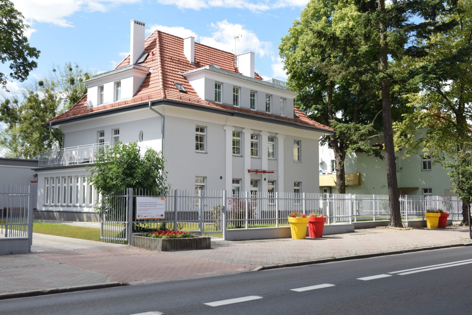 Budynek, w którym mieści się ŚDS i DDS w Dębnie
