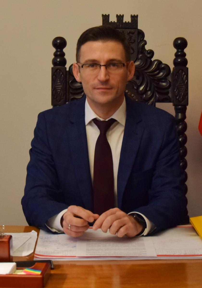 Powiększ zdjęcie. Burmistrz Dębna Grzegorz Kulbicki