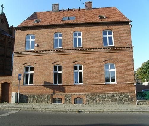 Powiększ zdjęcie. Budynek Gimnazjum dla Dorosłych i Hufca Pracy