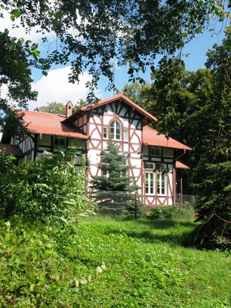 Powiększ zdjęcie. Leśniczówka