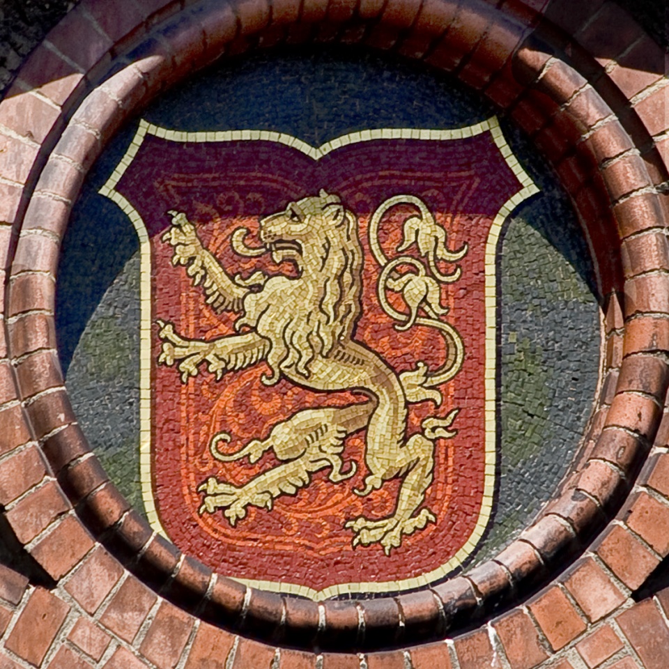 Herb gminy na budynku SP3 Dębno