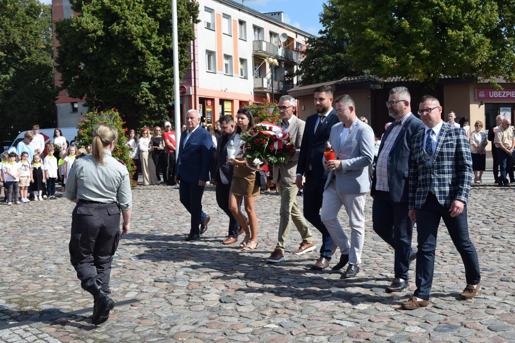 Delegacja samorządu lokalnego składa kwiaty 