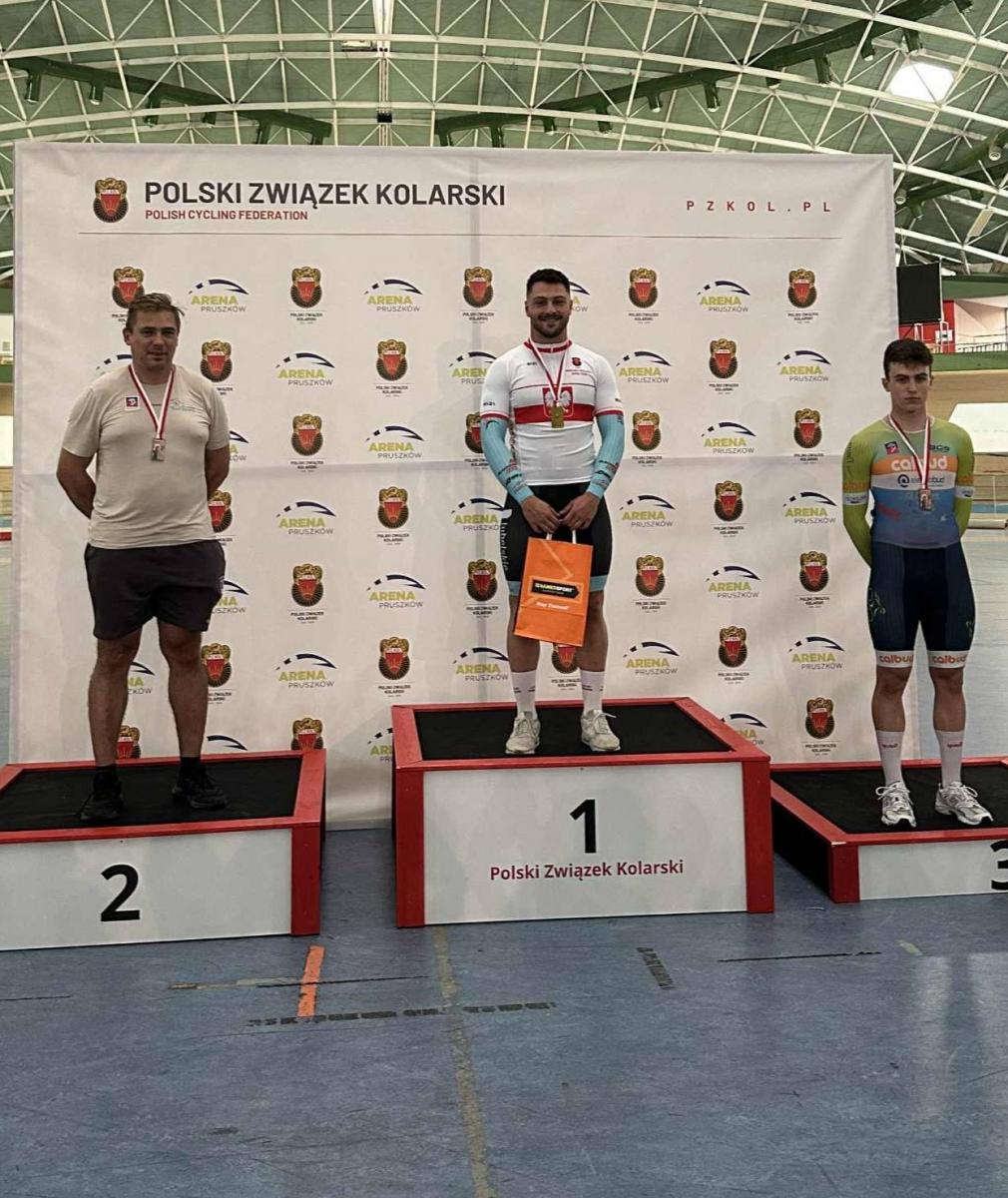 Adam Adamowicz na podium (pierwszy od prawej) 