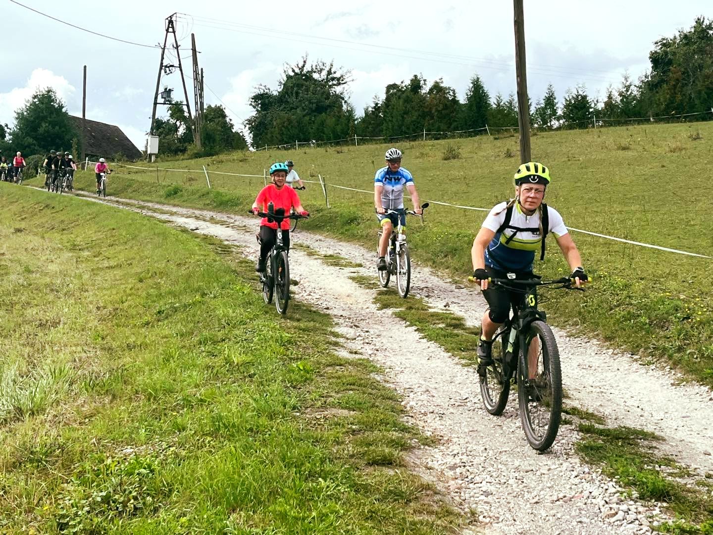 Rowerzyści zjeżdżają z górki