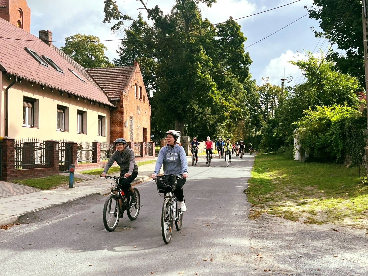 Rowerzyści jadą ulicą 