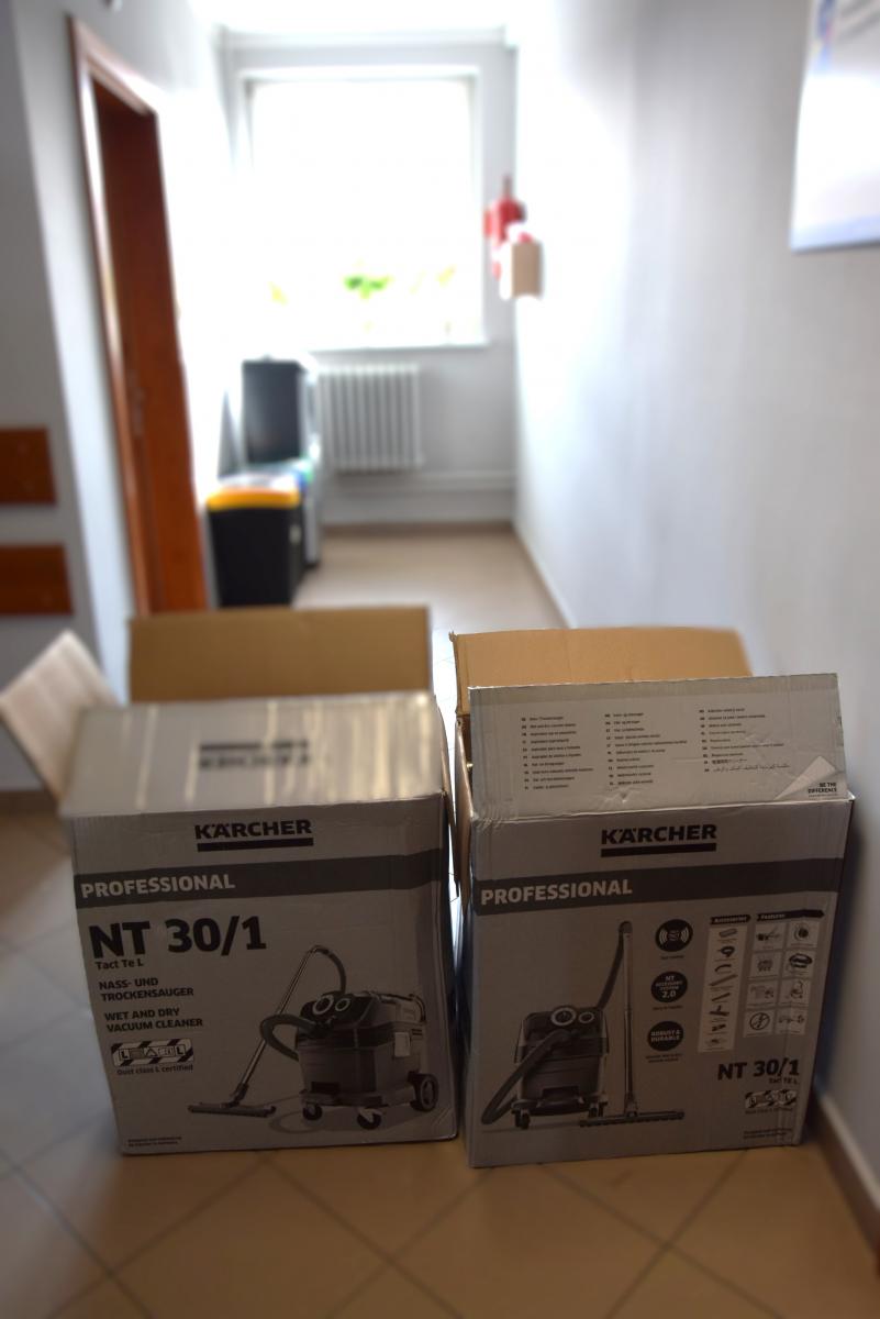 Dwa kartony z odkurzaczami na korytarzu
