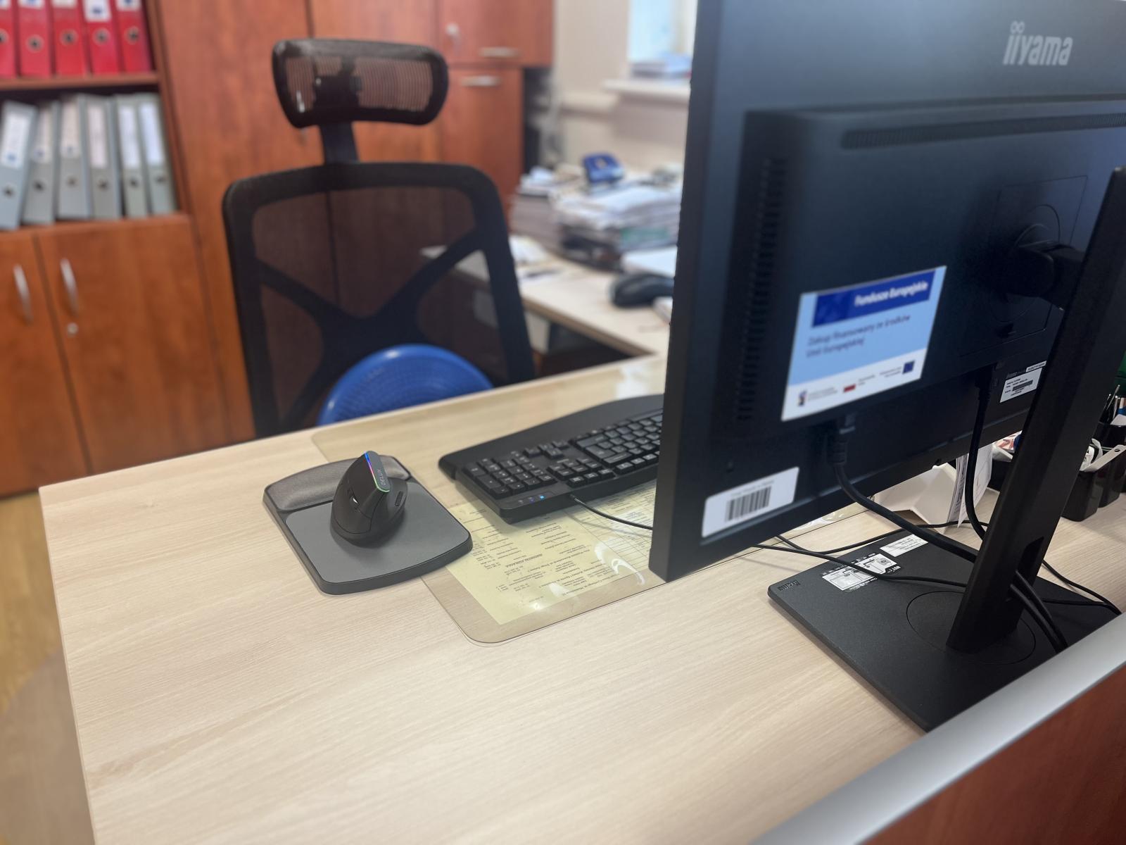 Stanowisko pracy , wyposażone w biurko, fotel, klawiaturę i monitor