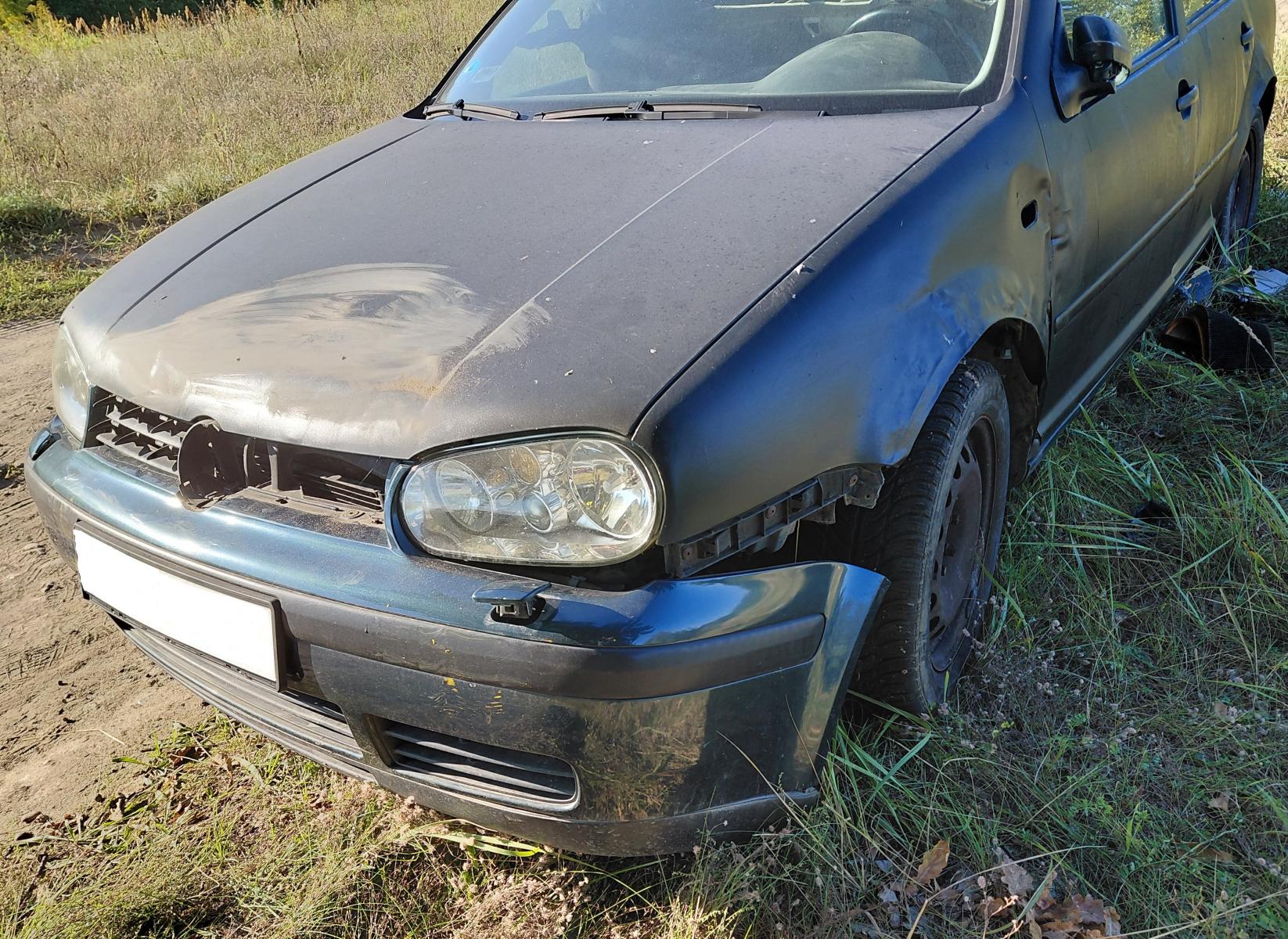 Powiększ zdjęcie. Porzucony wrak samochodu na polu