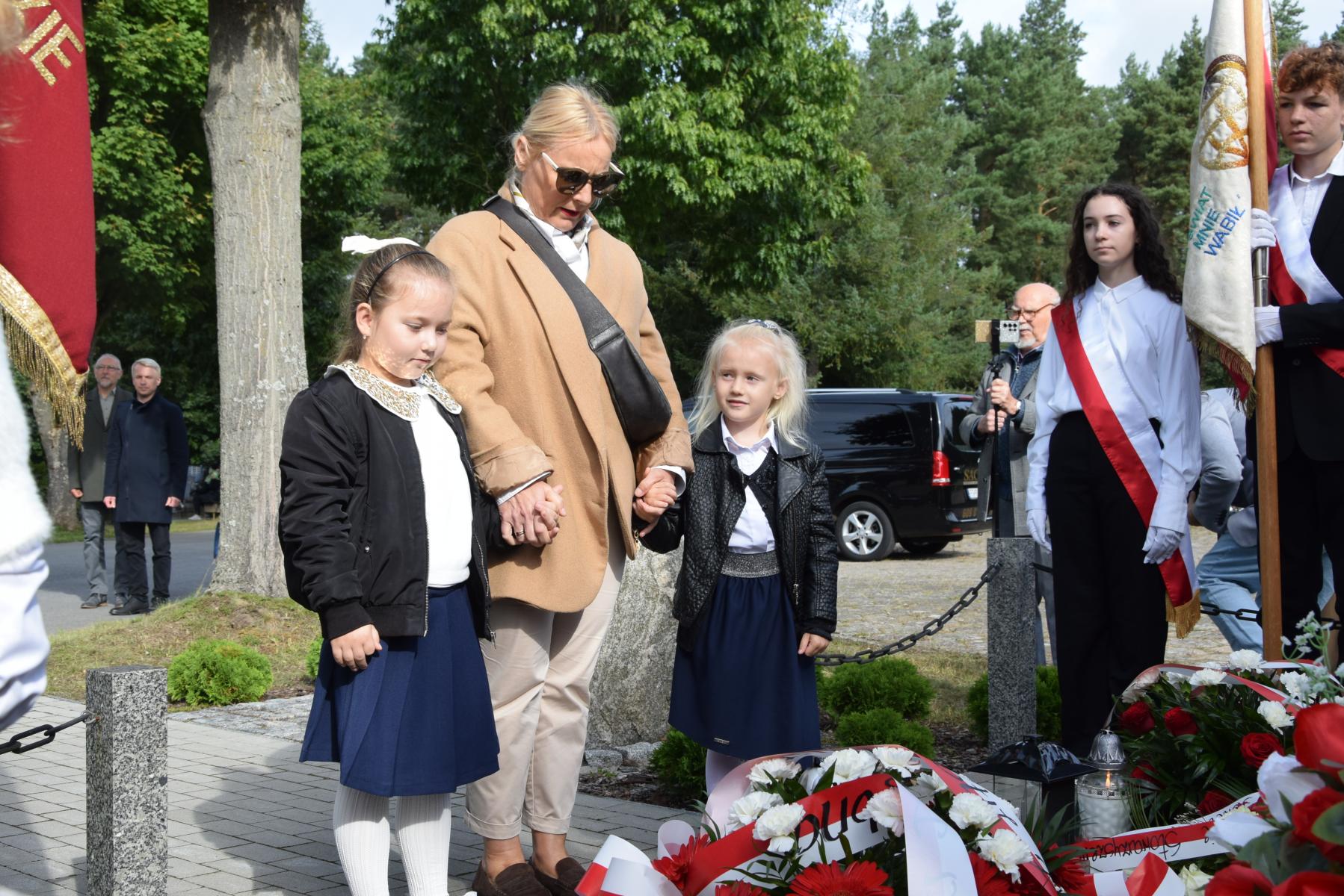 Delegacja z Przedszkola nr 1 w Dębnie: w środku pani dyrekotr, po bokach dwie dziewczynki 