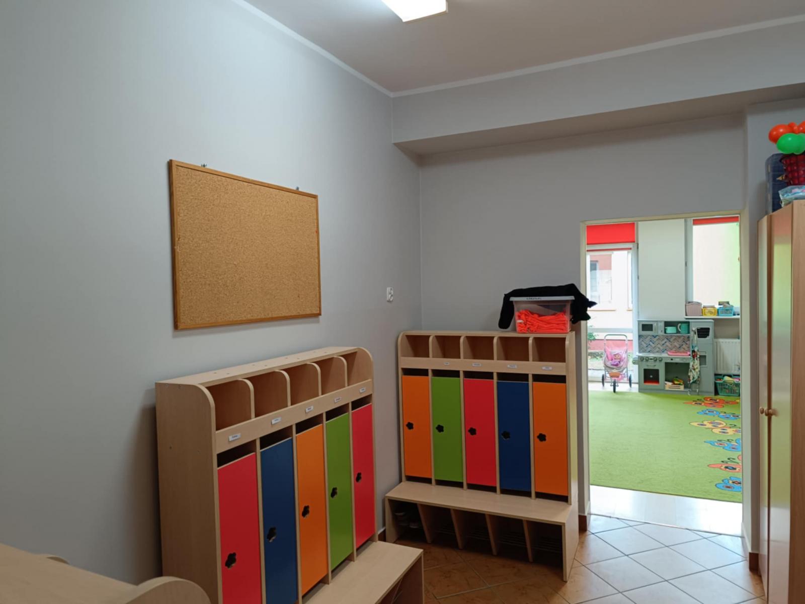 Odmalowana szatnia z półkami, tablicą krokową na ścianie