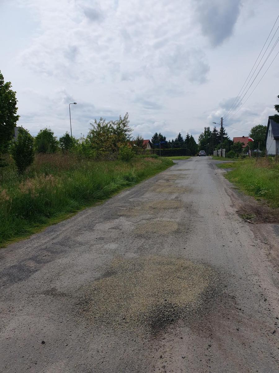 droga pokryta emulsją asfaltową, połatana 
