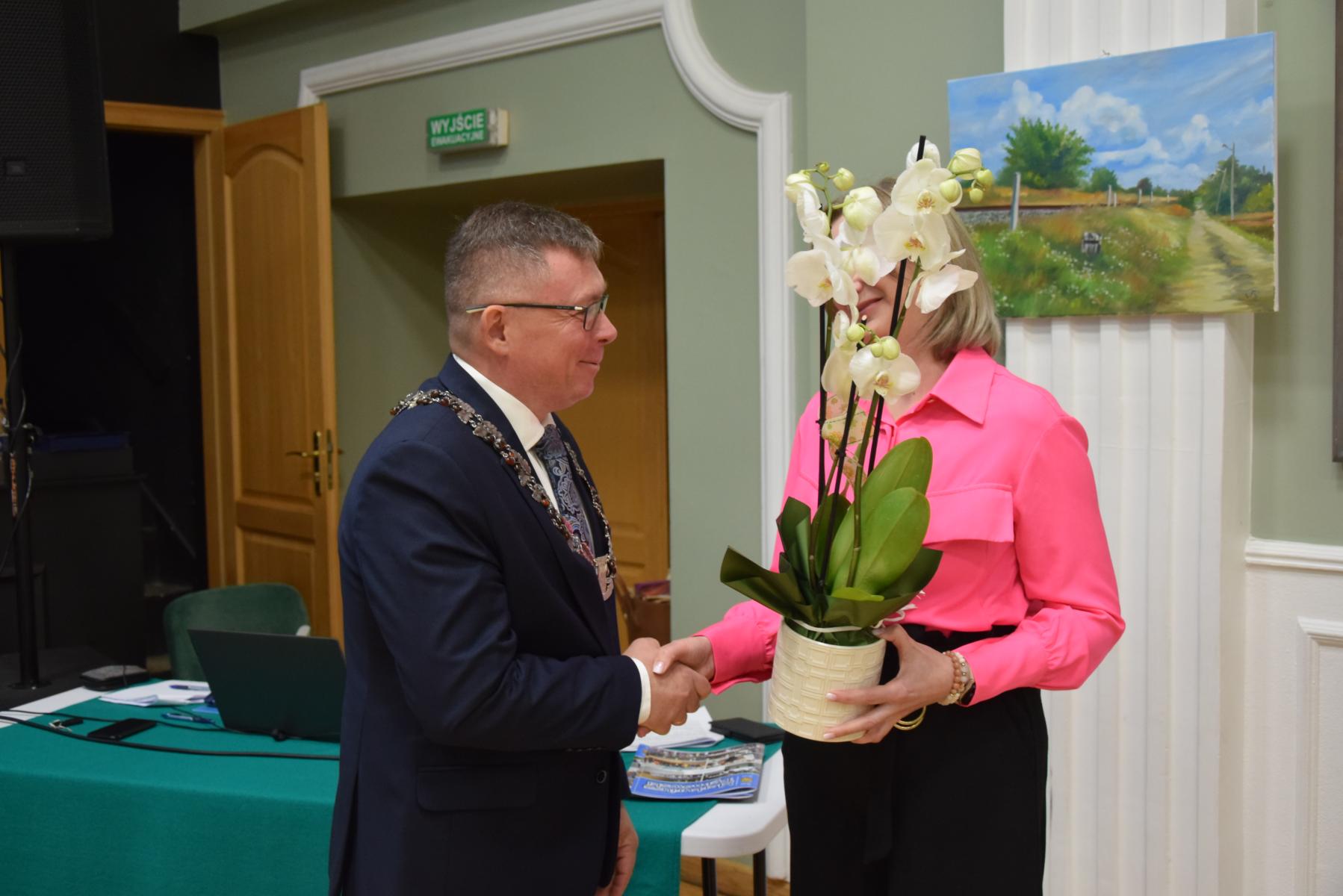 Przewodniczący Rady Miejskiej skaład gratulacje pani skarbnik 