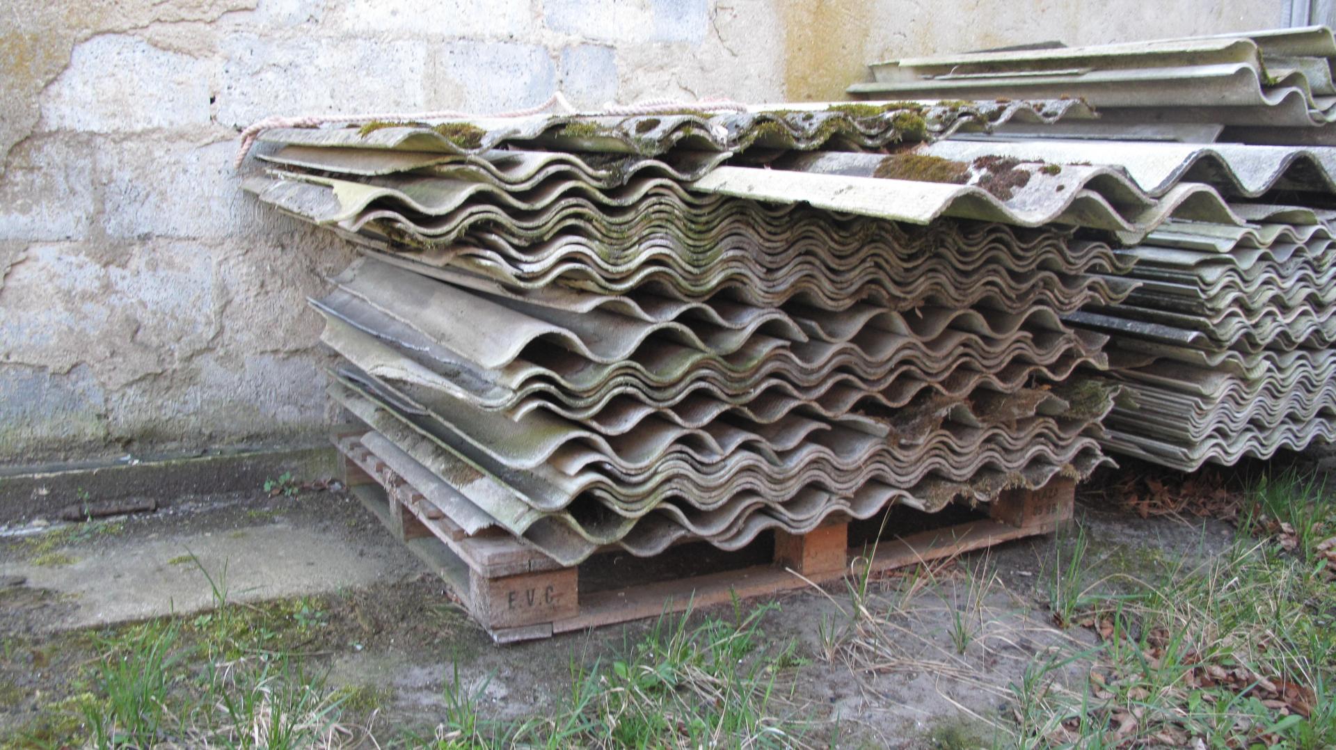 Płyty azbestowe złożone, leżą na palecie drewnianej 