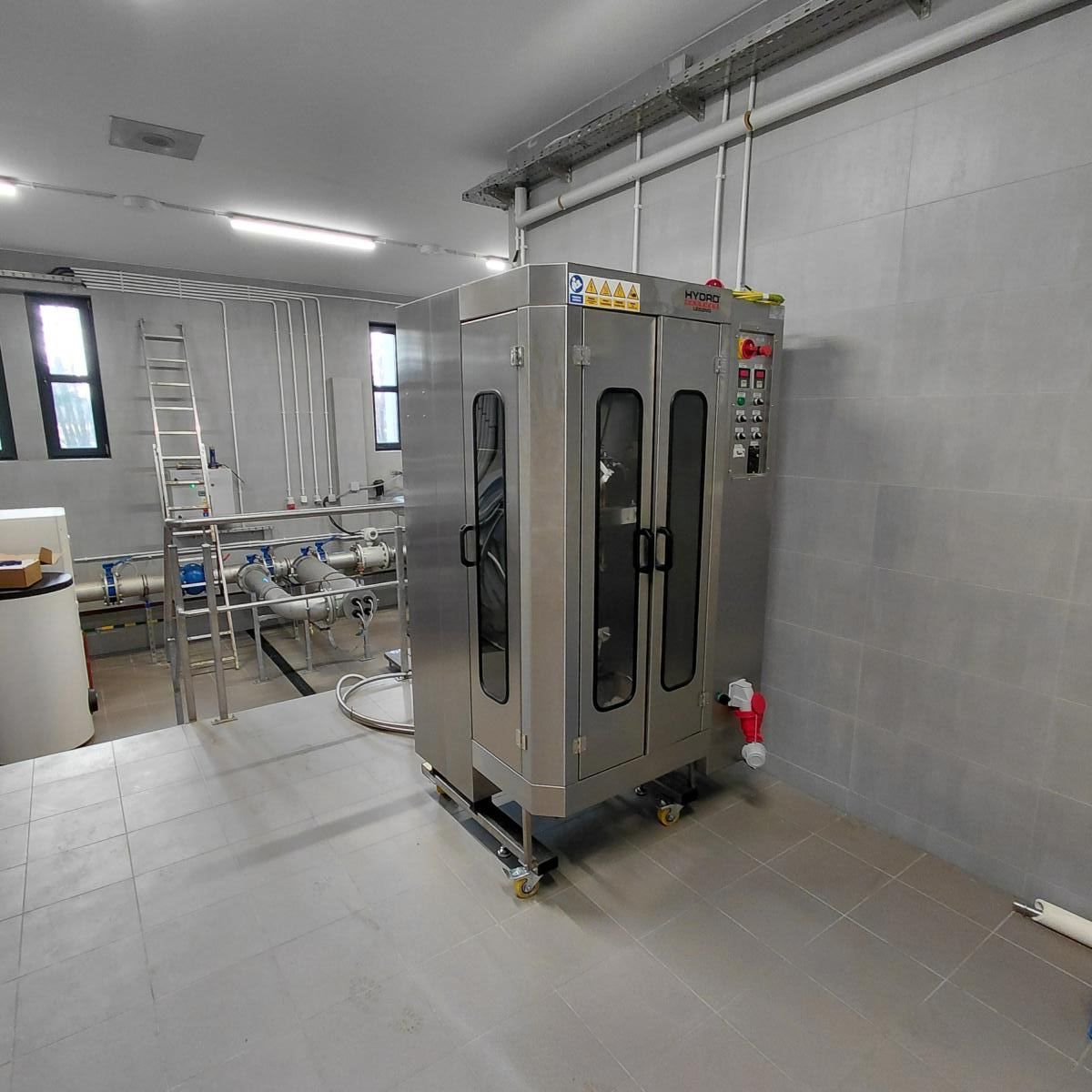 Nowoczesna paczkowarka stoi w pomieszczeniu 