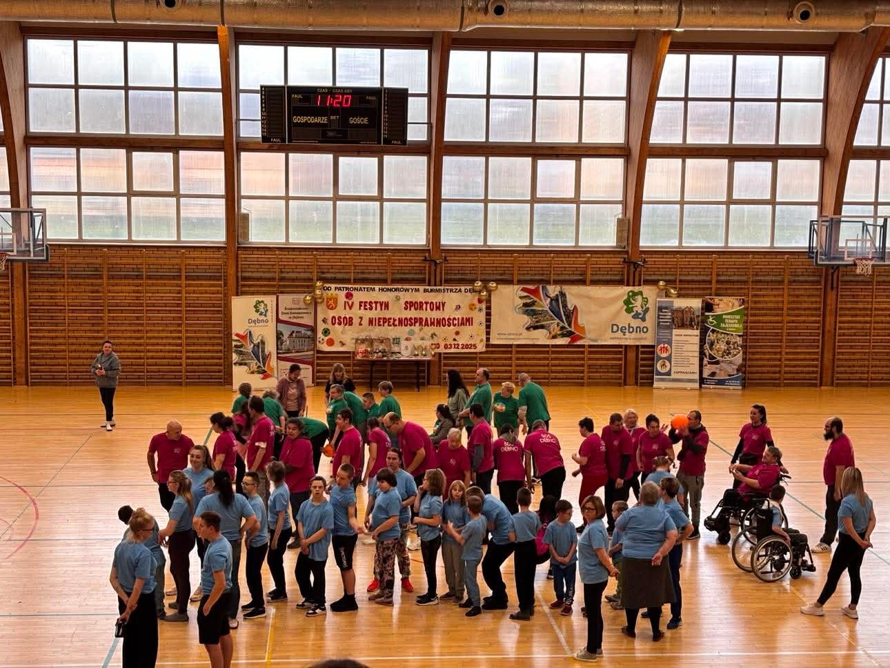 Grupy zawodnik&oacute;w stoją w rzedach na hali, widok z g&oacute;ry. 