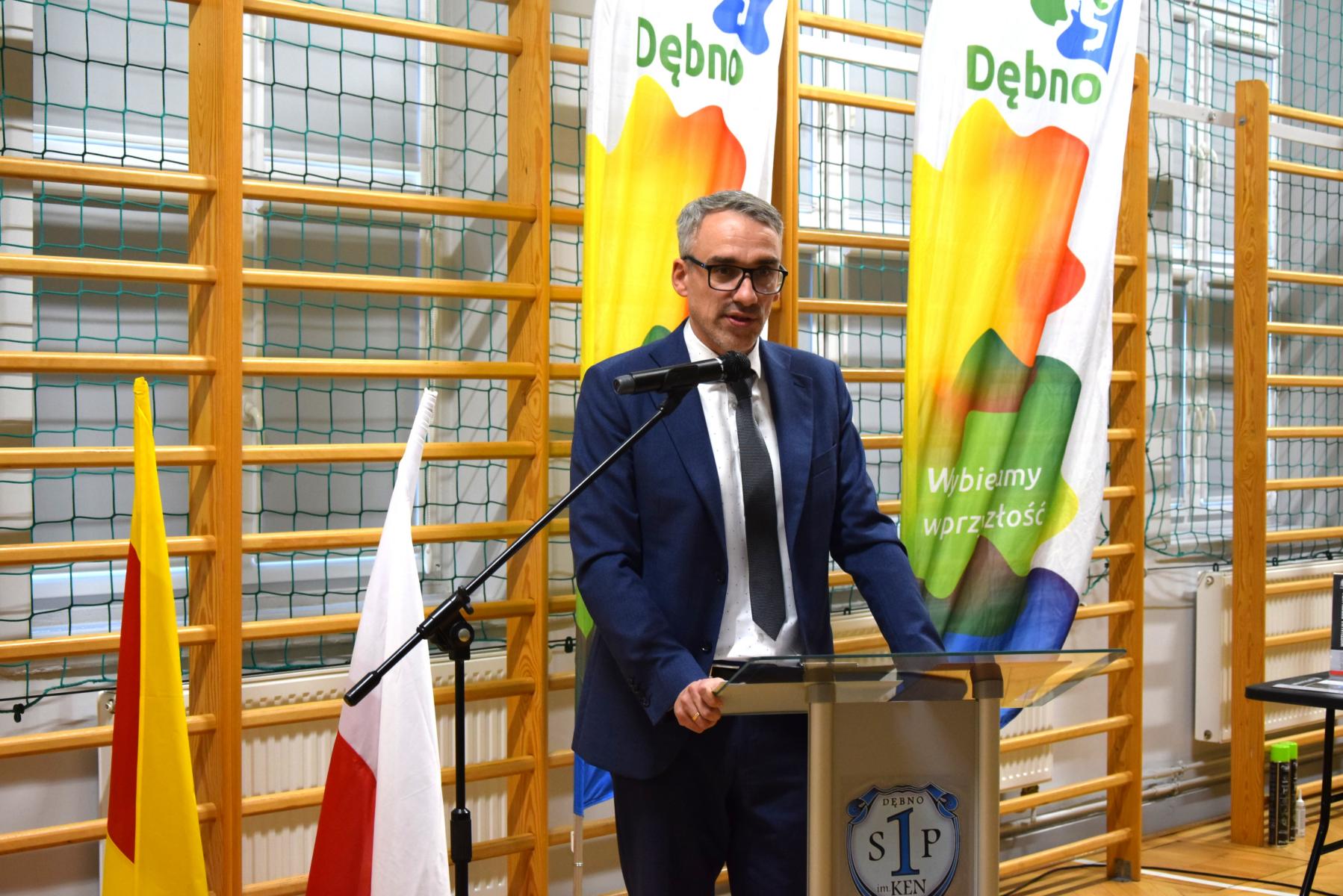Burmistrz Dębna stoi przy m&oacute;wnicy 