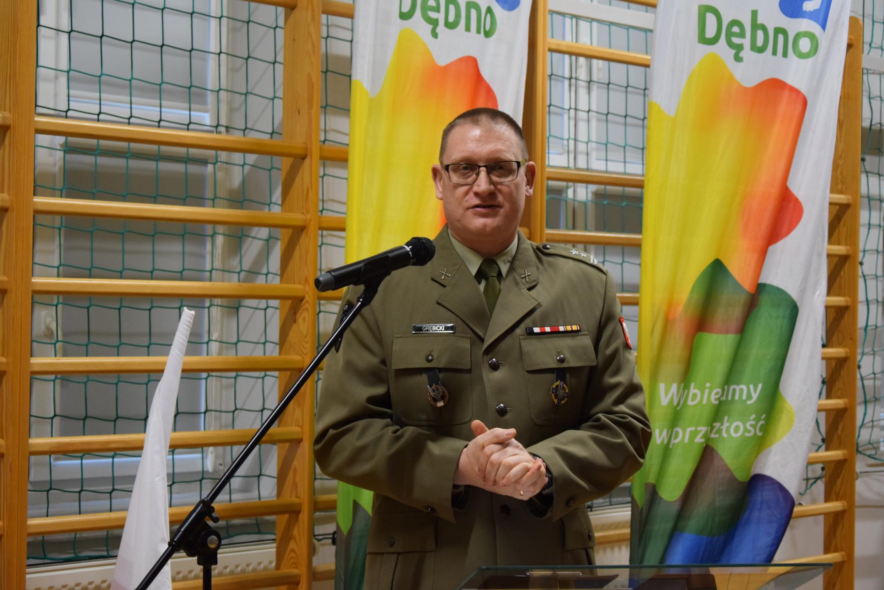 Szef Sztabu WCR Stargard stoi przy m&oacute;wnicy