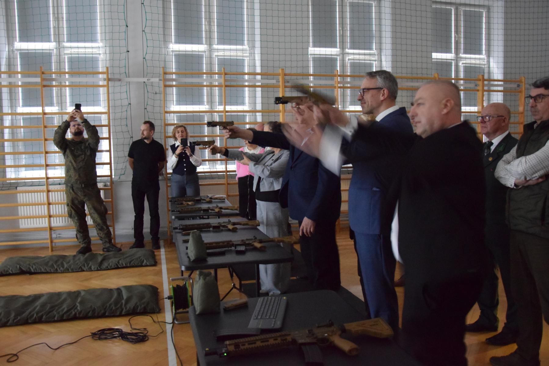 Mężczyźni trzymają broń w rękach 