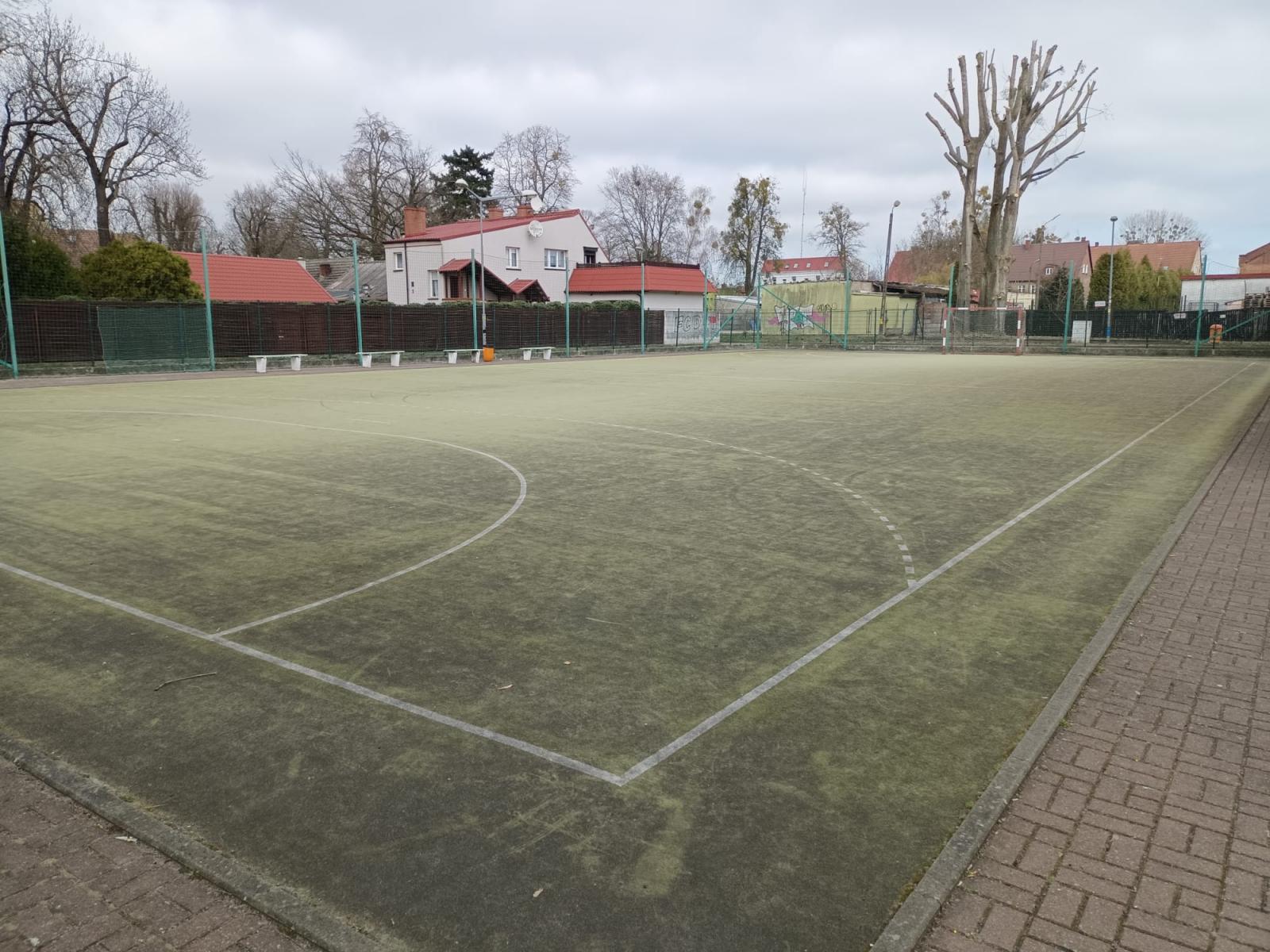 Obecny stan zniszczonego boiska.