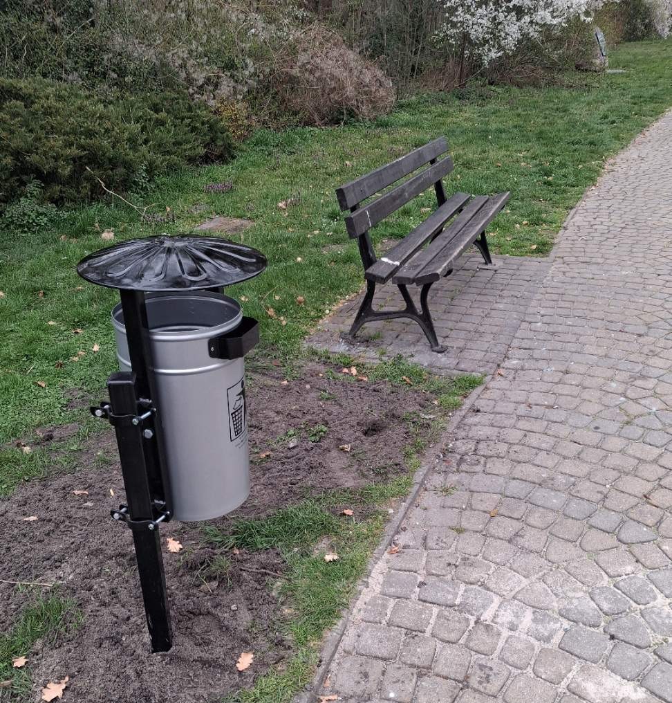 Nowy kosz na promenadzie