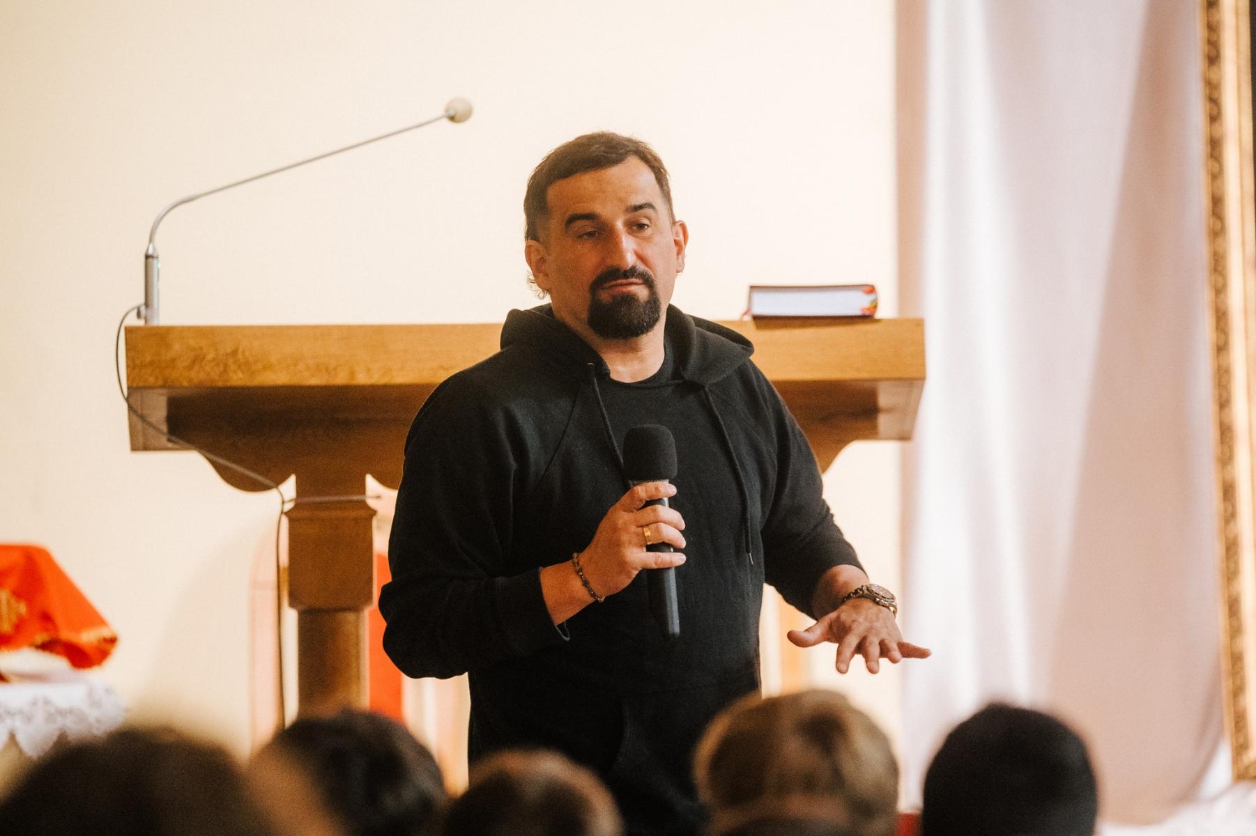Michał Koterski stoi z mikrofonem
