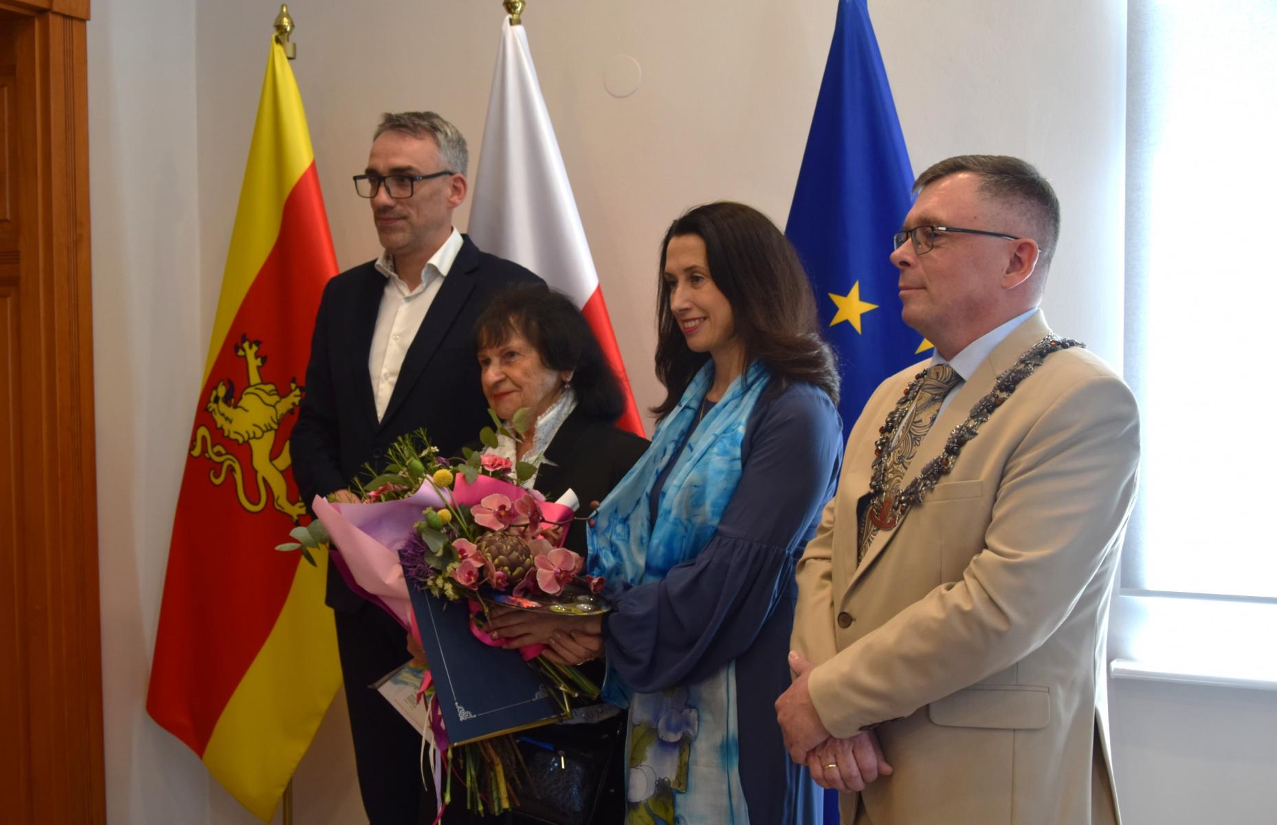 Od lewej stoją: burmistrz Dębna, Aniela Głodna, dyrektor DOK-u, przewodniczacy Rady. 