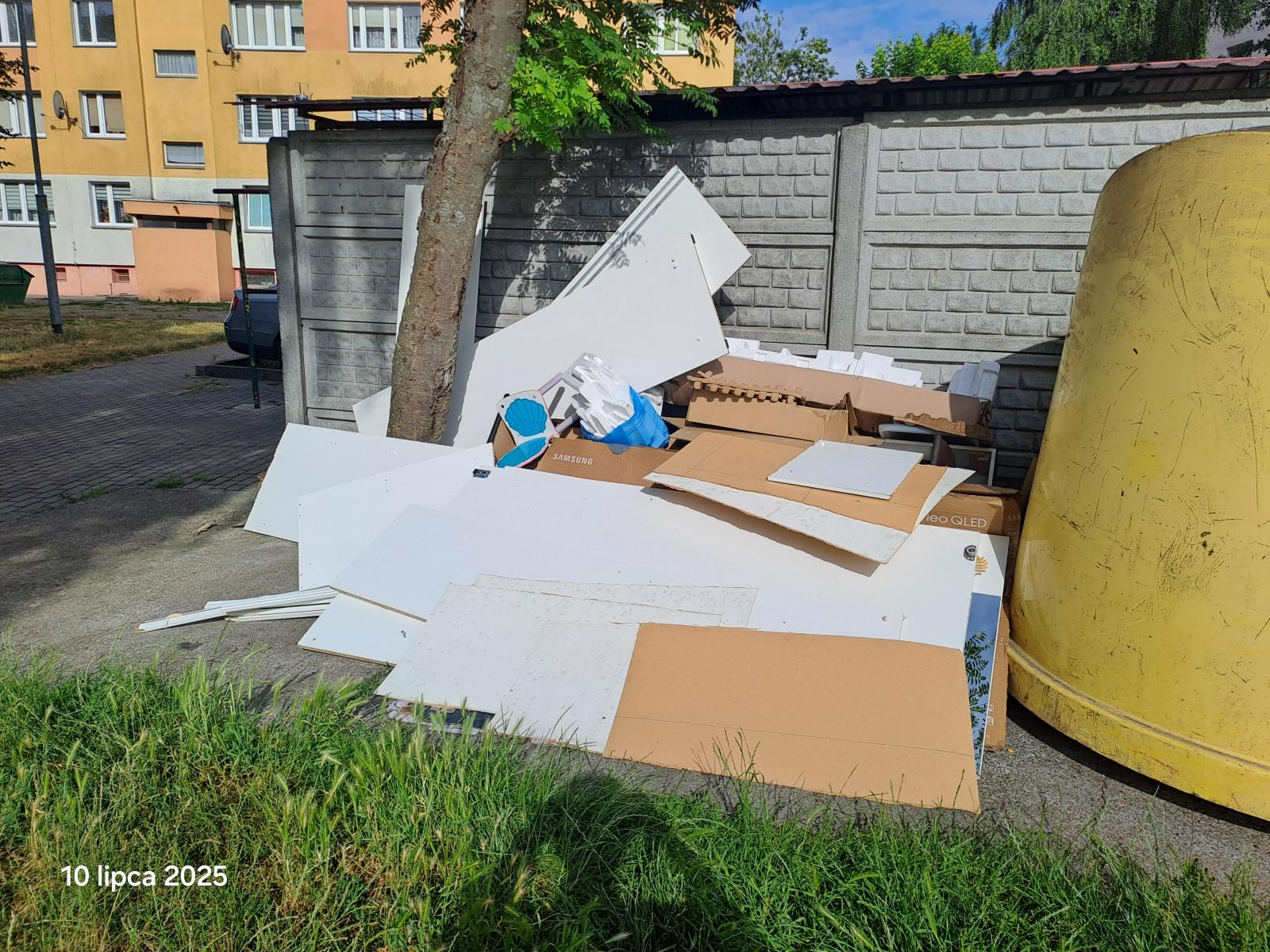 Śmieci (płyty, kartony, stropian), panele leżą przed igglo