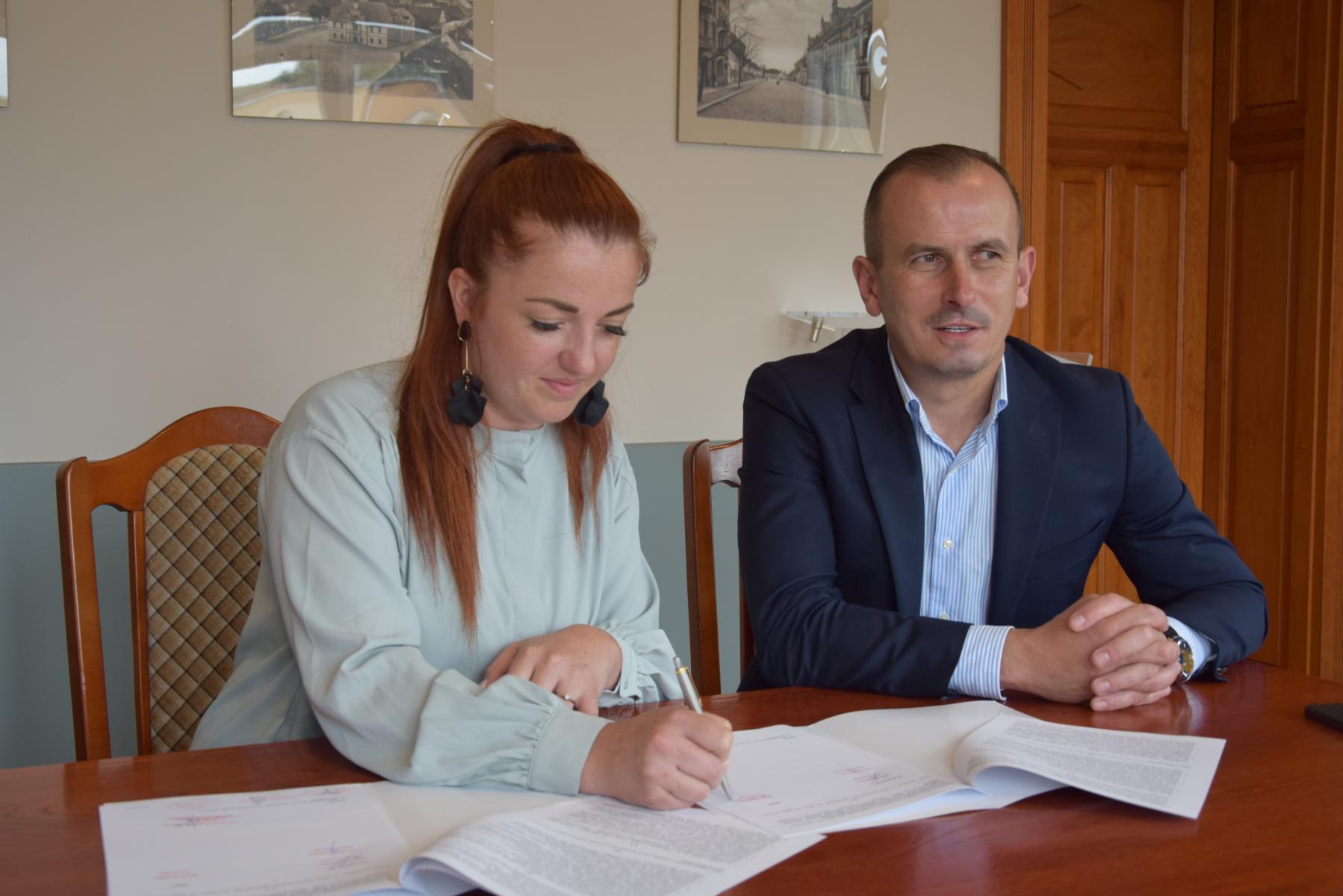 Od lewej siedzi sołtys Dyszna, obok członek zarządu. 